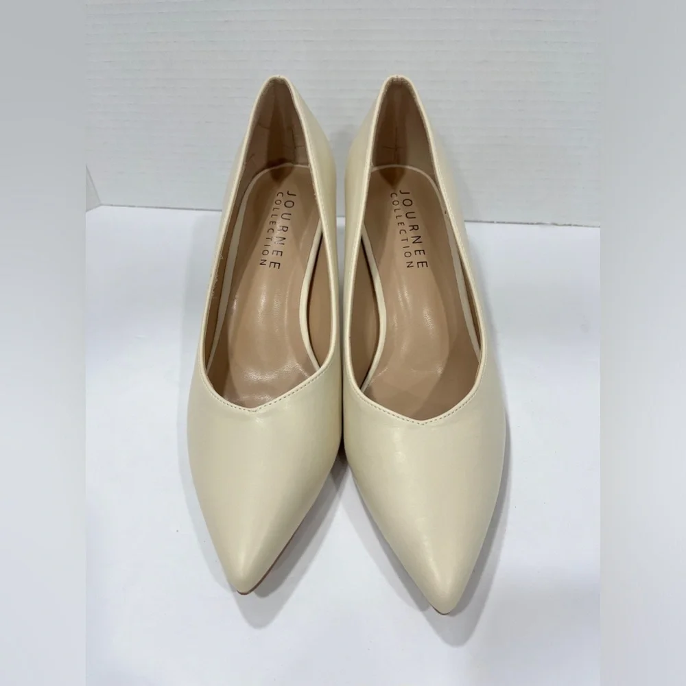 Journee Collection Womens Simonne Pointed Toe Block Heel Pumps.‎ Size: 9.5WD